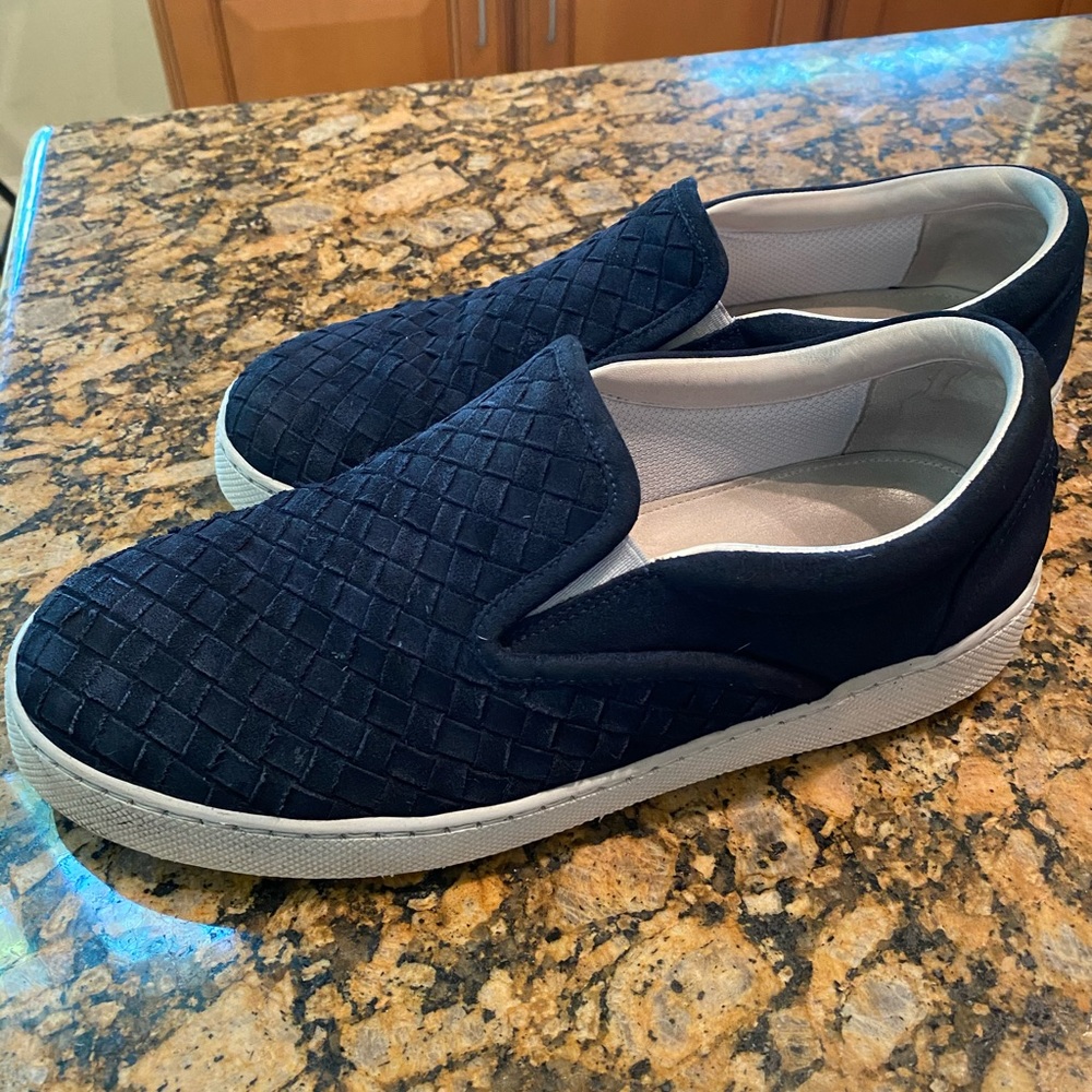 BOTTEGA VENETA MENS SUEDE SNEAKER.